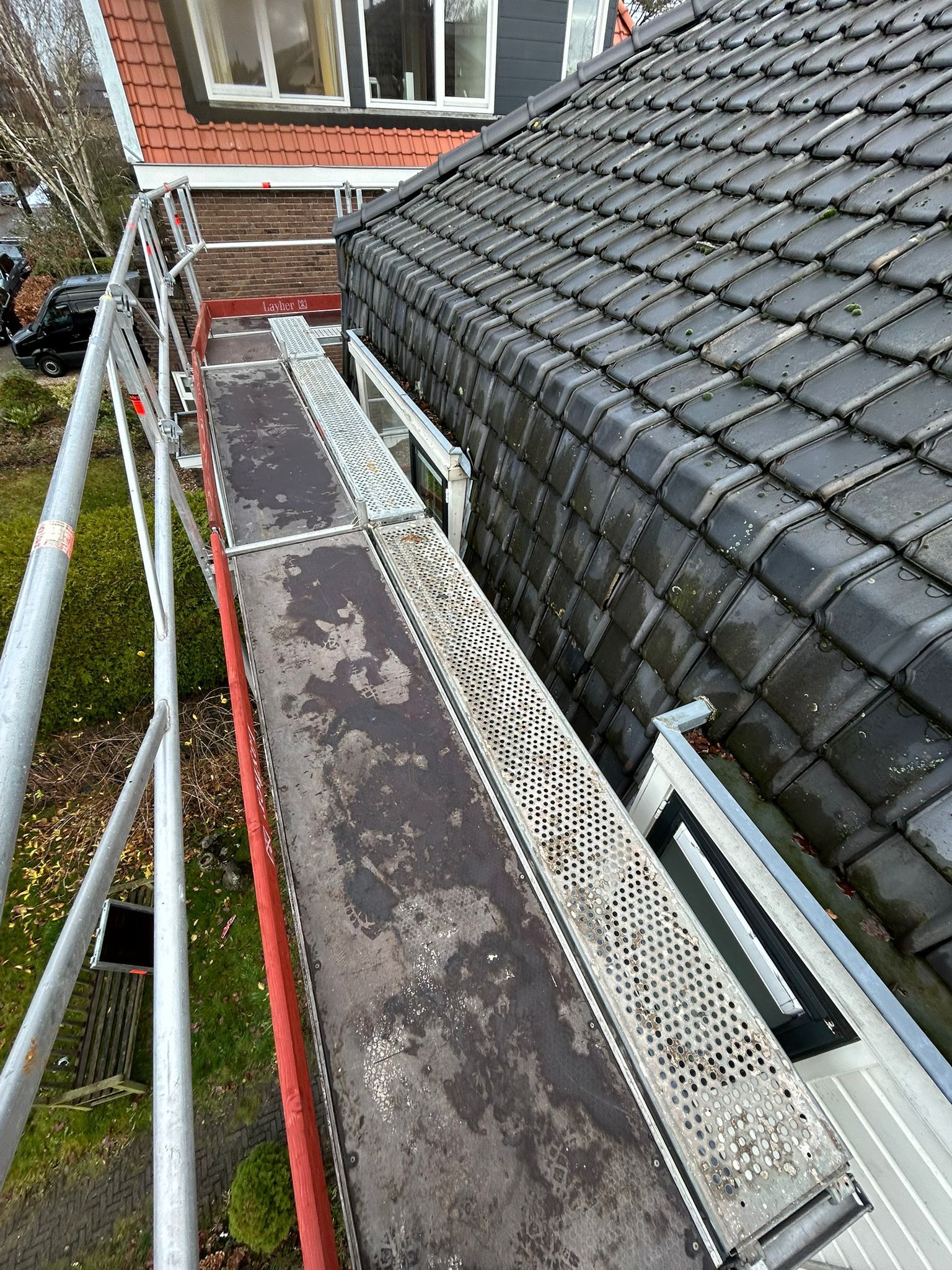 Steiger, steiger huren, steigerbouw, dakrenovatie, dakwerk, steigerbouwer, damen, damen steigerverhuur, steigerwerk, steiger huren per maand