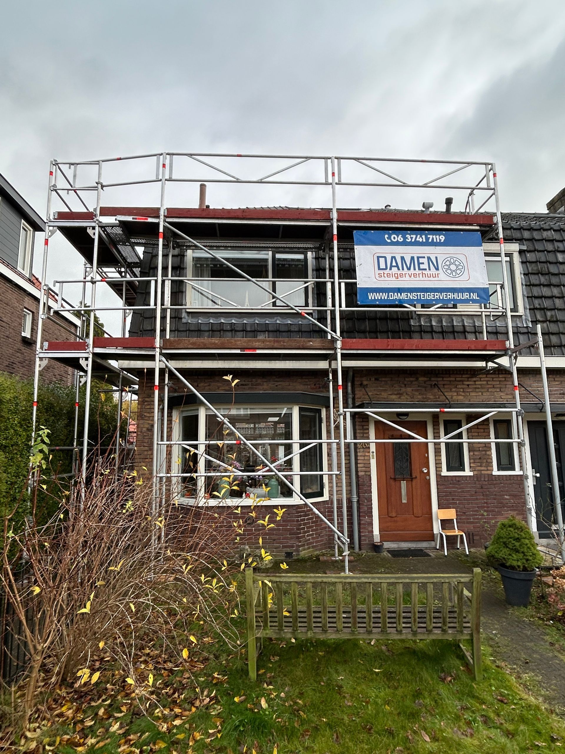 steiger, steiger huren, steigerbouw, steiger verhuur, damen, damen steigerverhuur, steigerbouwer, project, gevelsteiger, gevel steiger, bouwproject, bouwsteiger, bouw, dakrenovatie, dakwerk, steiger voor dakrenovatie, steiger dak,