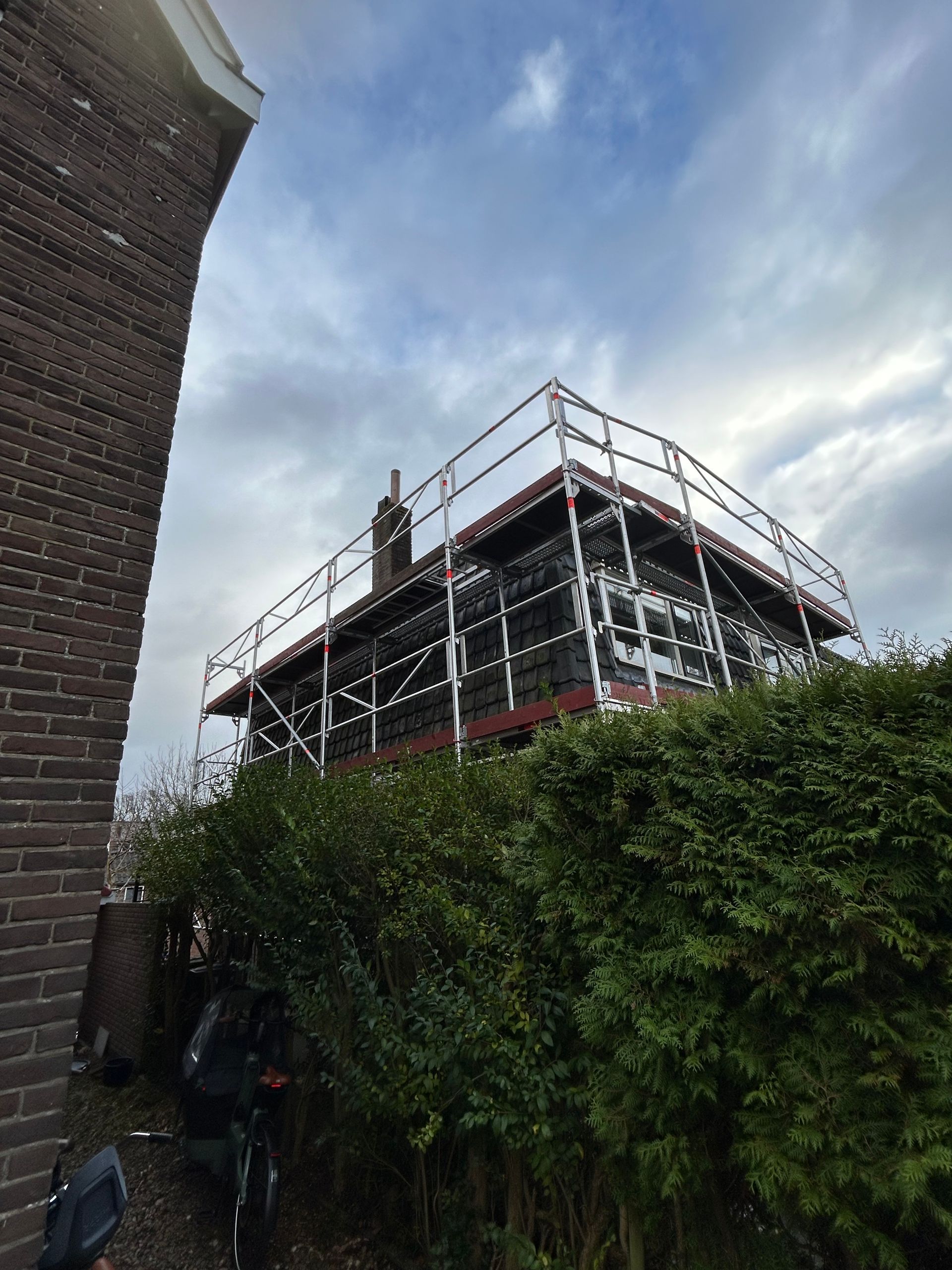 steiger, steiger huren, steigerbouw, steiger verhuur, damen, damen steigerverhuur, steigerbouwer, project, gevelsteiger, gevel steiger, bouwproject, bouwsteiger, bouw, dakrenovatie, dakwerk, steiger voor dakrenovatie, steiger dak,