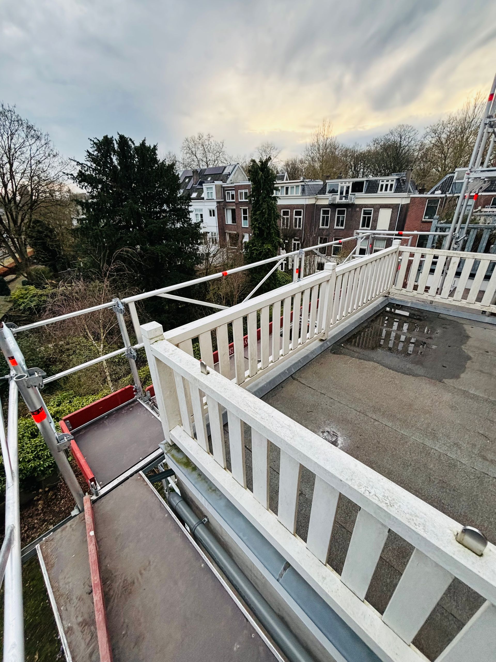 Steiger huren, steigerbouw, steigerbouwer, steiger, steigers, dakrenovatie, gevelsteiger, vaste steiger, damen, damen steigerverhuur, damensteigerverhuur