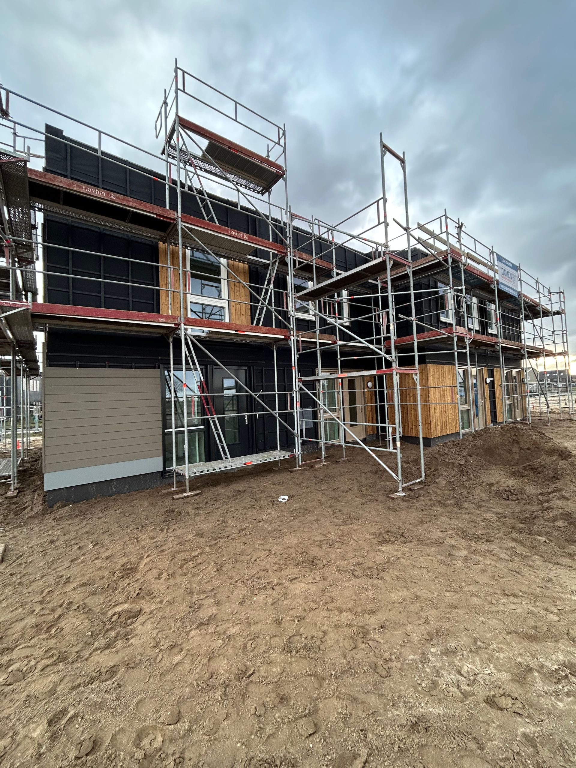 Steiger, steiger huren, steigerbouw, dakrenovatie, dakwerk, steigerbouwer, damen, damen steigerverhuur, steigerwerk, steiger huren per maand, gevelbekleding, steiger voor gevel, steigerbouw bedrijf, steigers, nederlandse steigerbouwer