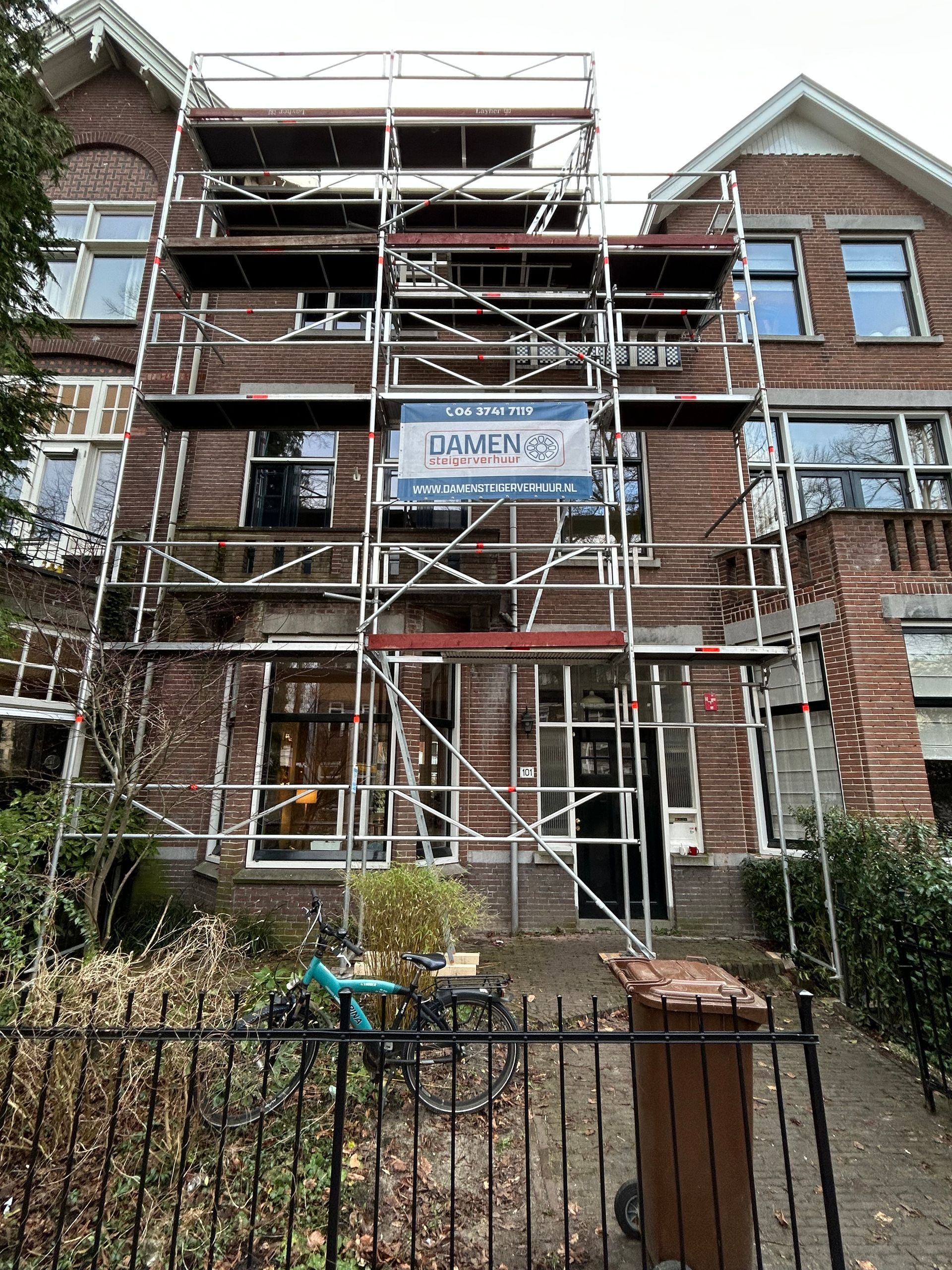 Steiger, steiger huren, steigerbouw, dakrenovatie, dakwerk, steigerbouwer, damen, damen steigerverhuur, steigerwerk, steiger huren per maand, gevelbekleding, steiger voor gevel, steigerbouw bedrijf, steigers, nederlandse steigerbouwer