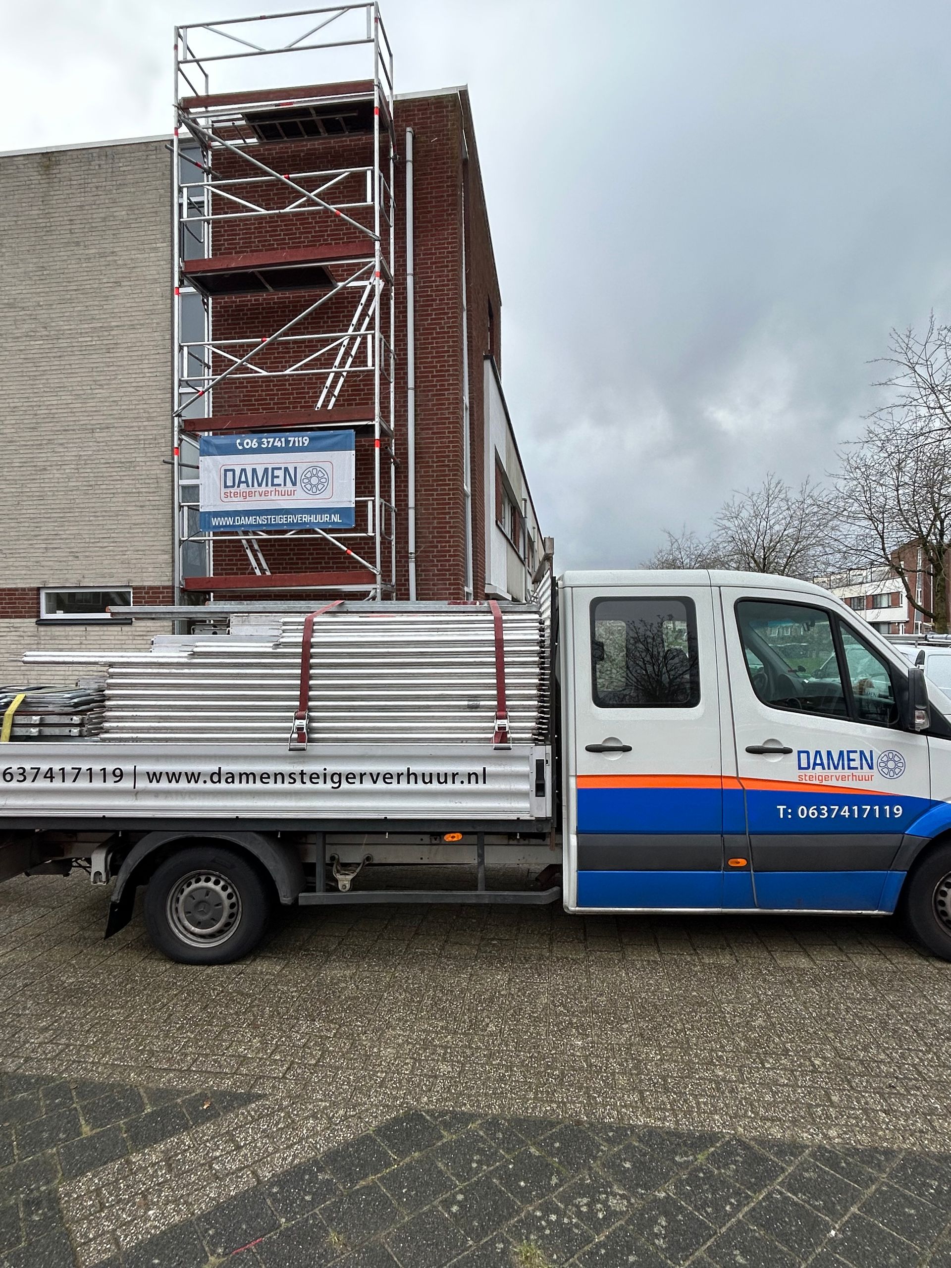 Steiger, steiger huren, steigerbouw, dakrenovatie, dakwerk, steigerbouwer, damen, damen steigerverhuur, steigerwerk, steiger huren per maand, gevelbekleding, steiger voor gevel, steigerbouw bedrijf, steigers, nederlandse steigerbouwer
