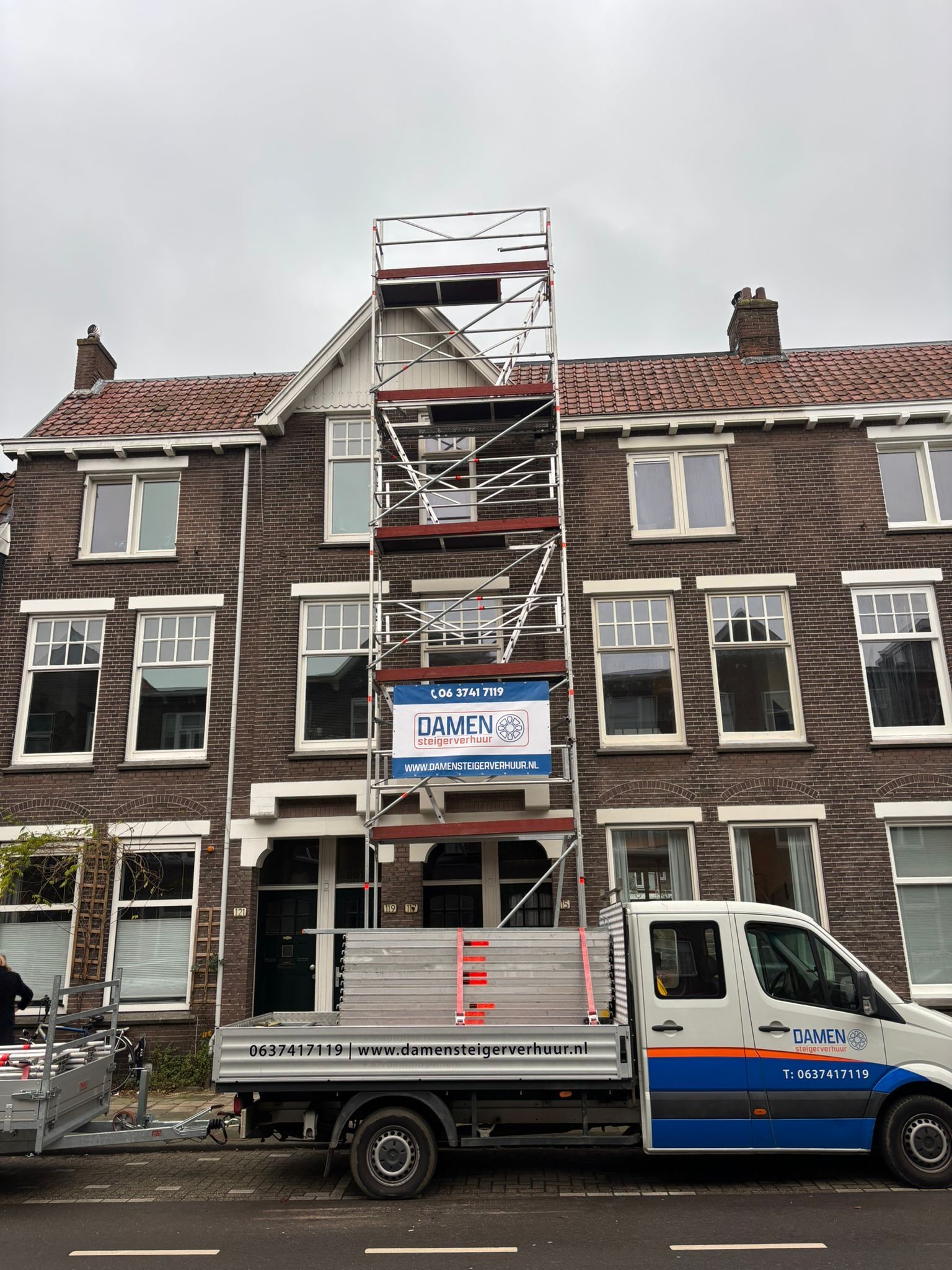 Steiger, steiger huren, steigerbouw, dakrenovatie, dakwerk, steigerbouwer, damen, damen steigerverhuur, steigerwerk, steiger huren per maand, gevelbekleding, steiger voor gevel, steigerbouw bedrijf, steigers, nederlandse steigerbouwer
