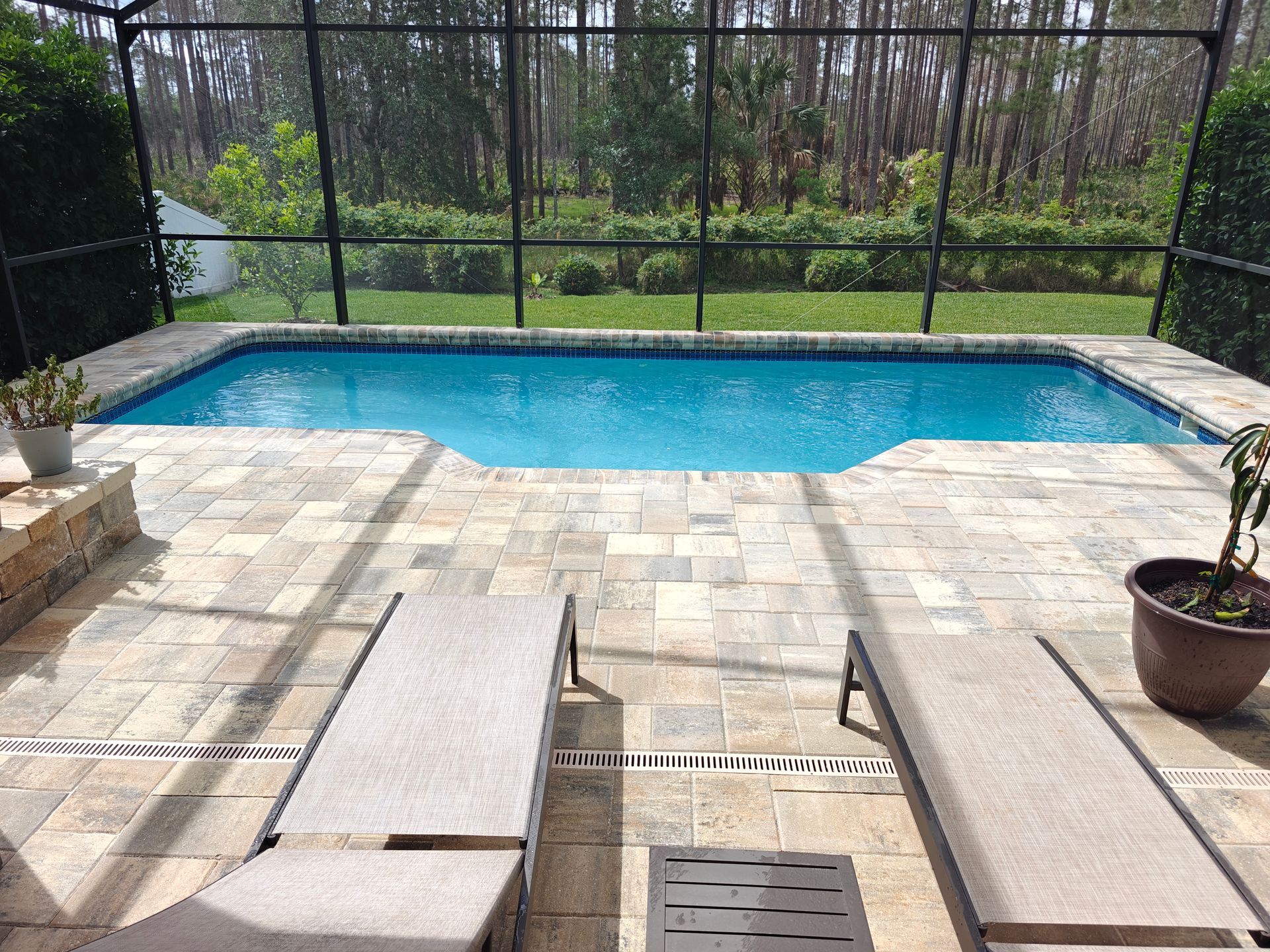 Flagstone's Victory Pavers in Cream/Beige/Charcoal with coordinating Cream/Beige/Charcoal coping