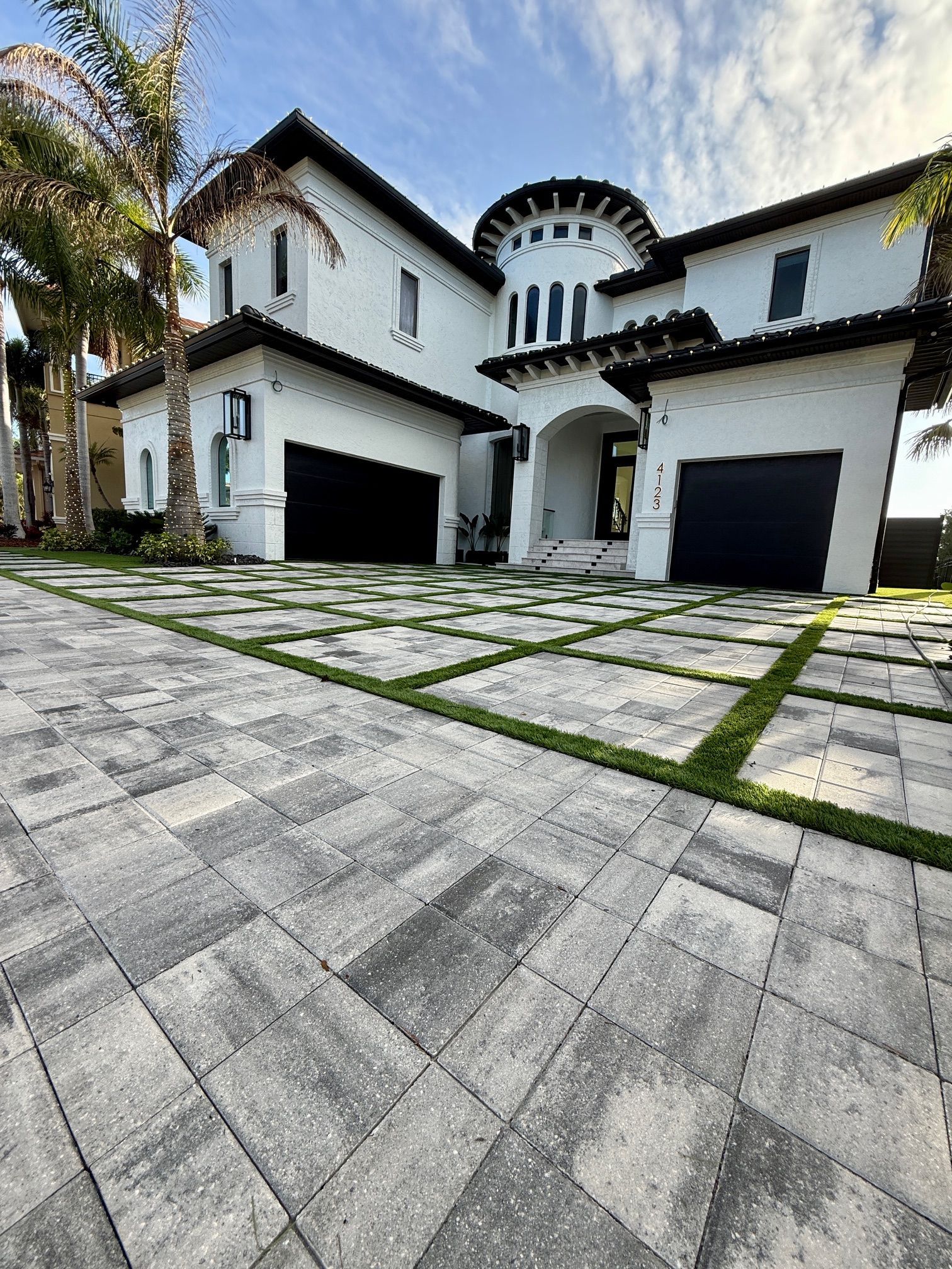 Commonwealth White Pewter Pavers with Turf Inlay
