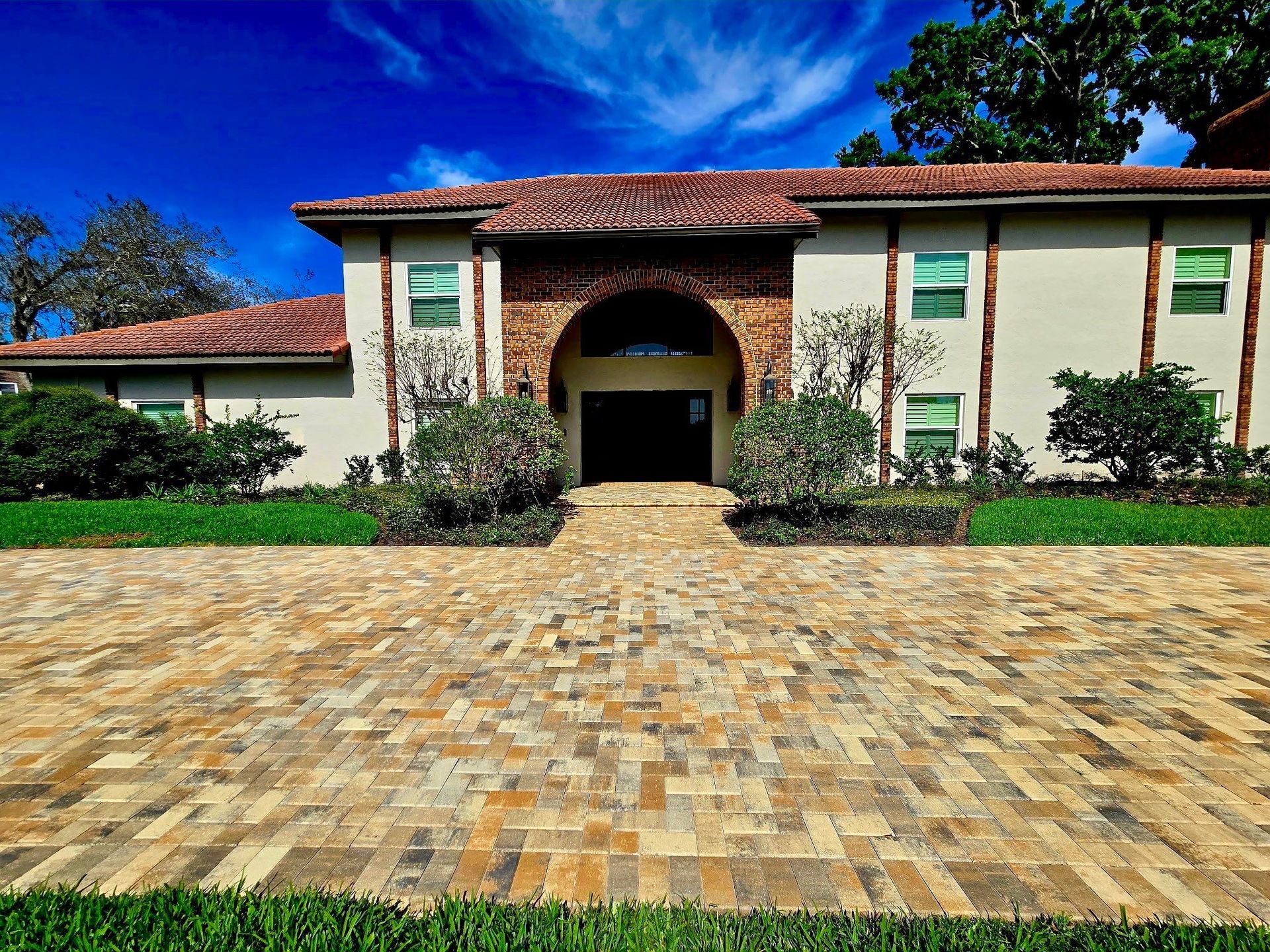 Flagstone's Freedom (4x8) Paver in Cream/Beige/Charcoal laid in a Herringbone Pattern