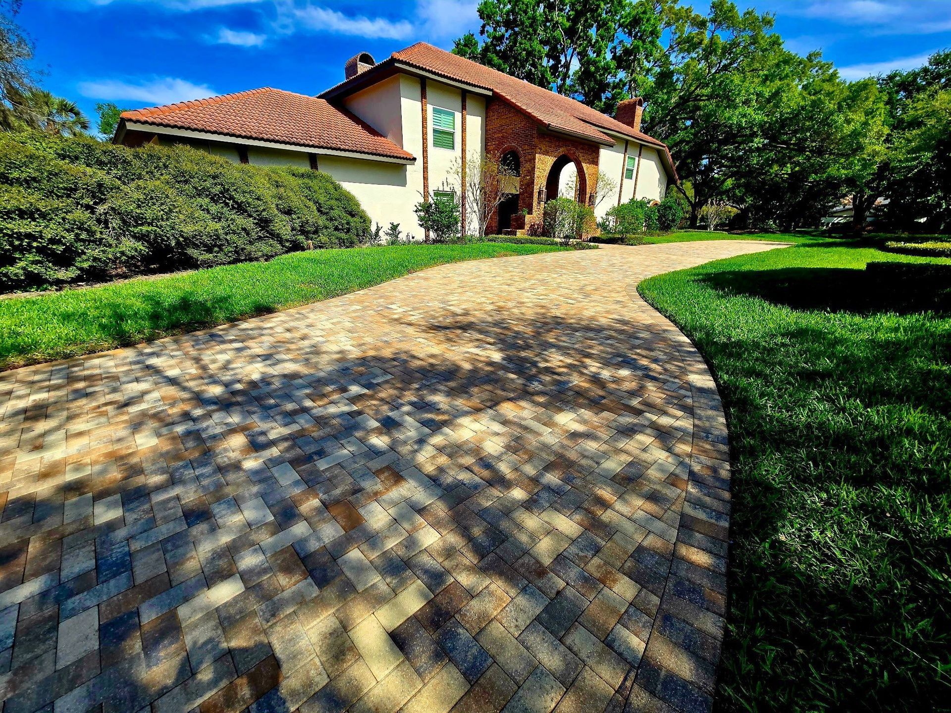 Flagstone's Freedom (4x8) Paver in Cream/Beige/Charcoal laid in a Herringbone Pattern