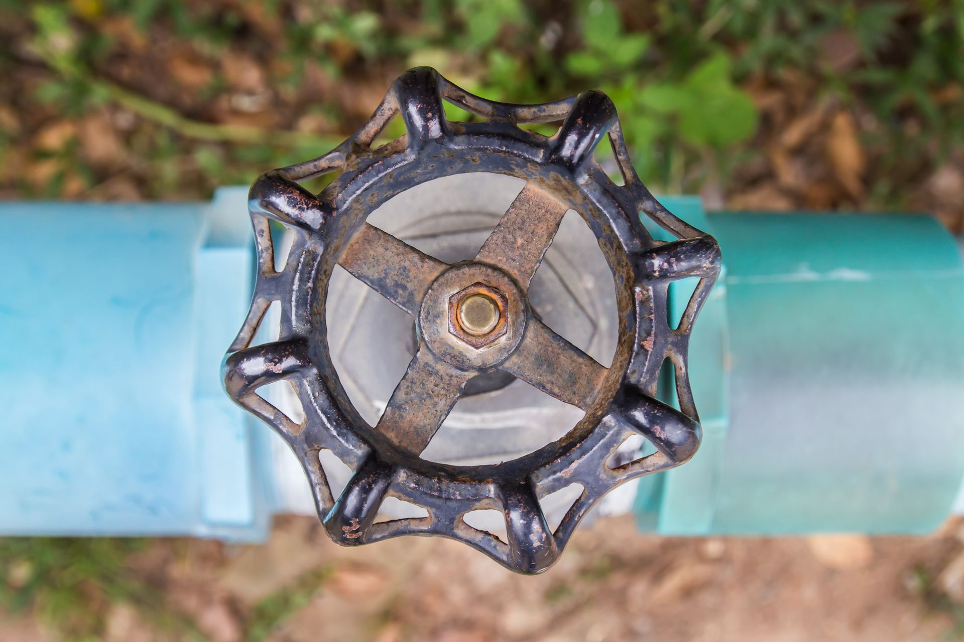 A close up of a valve on a water pipe.