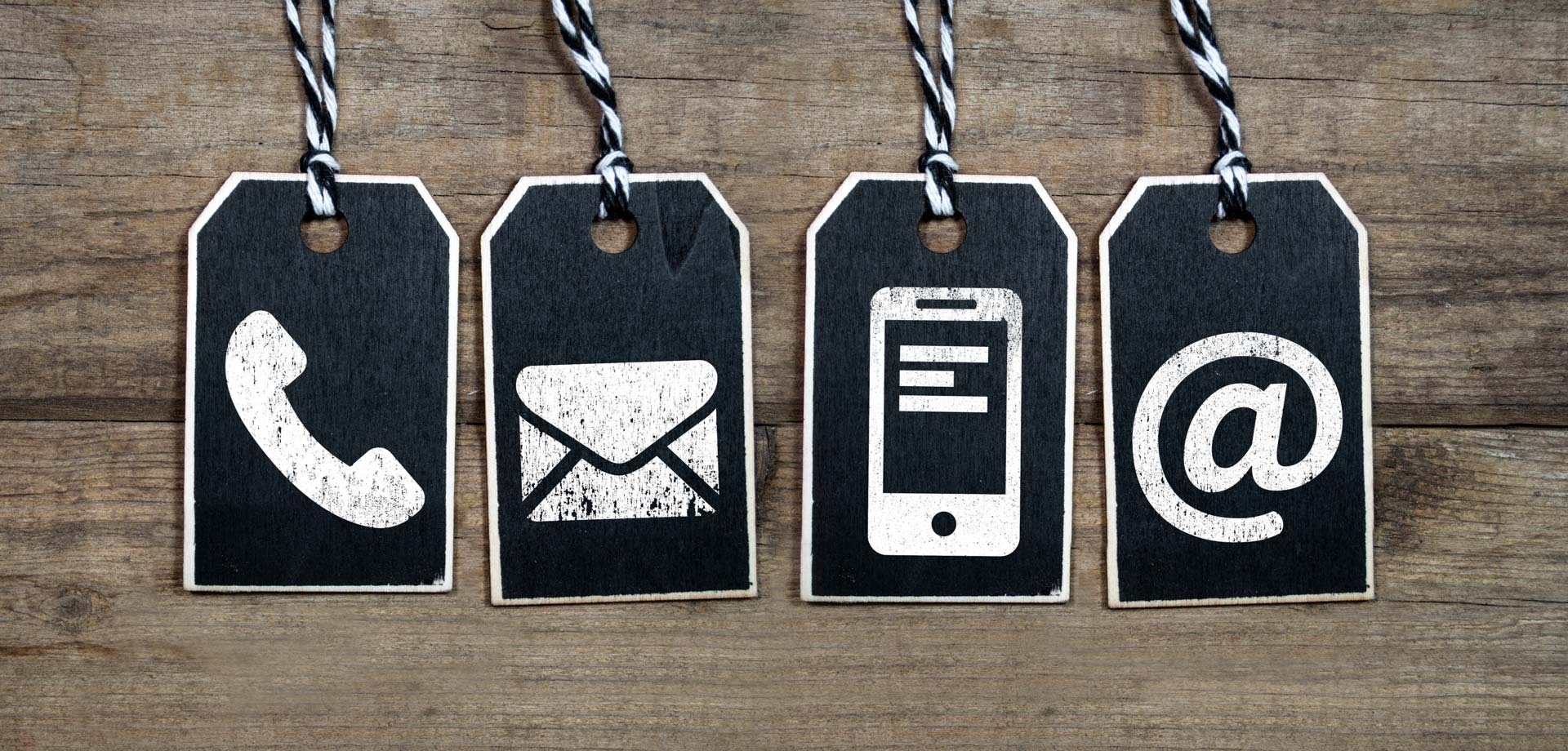 Eine Reihe von Tags mit Kontaktsymbolen darauf