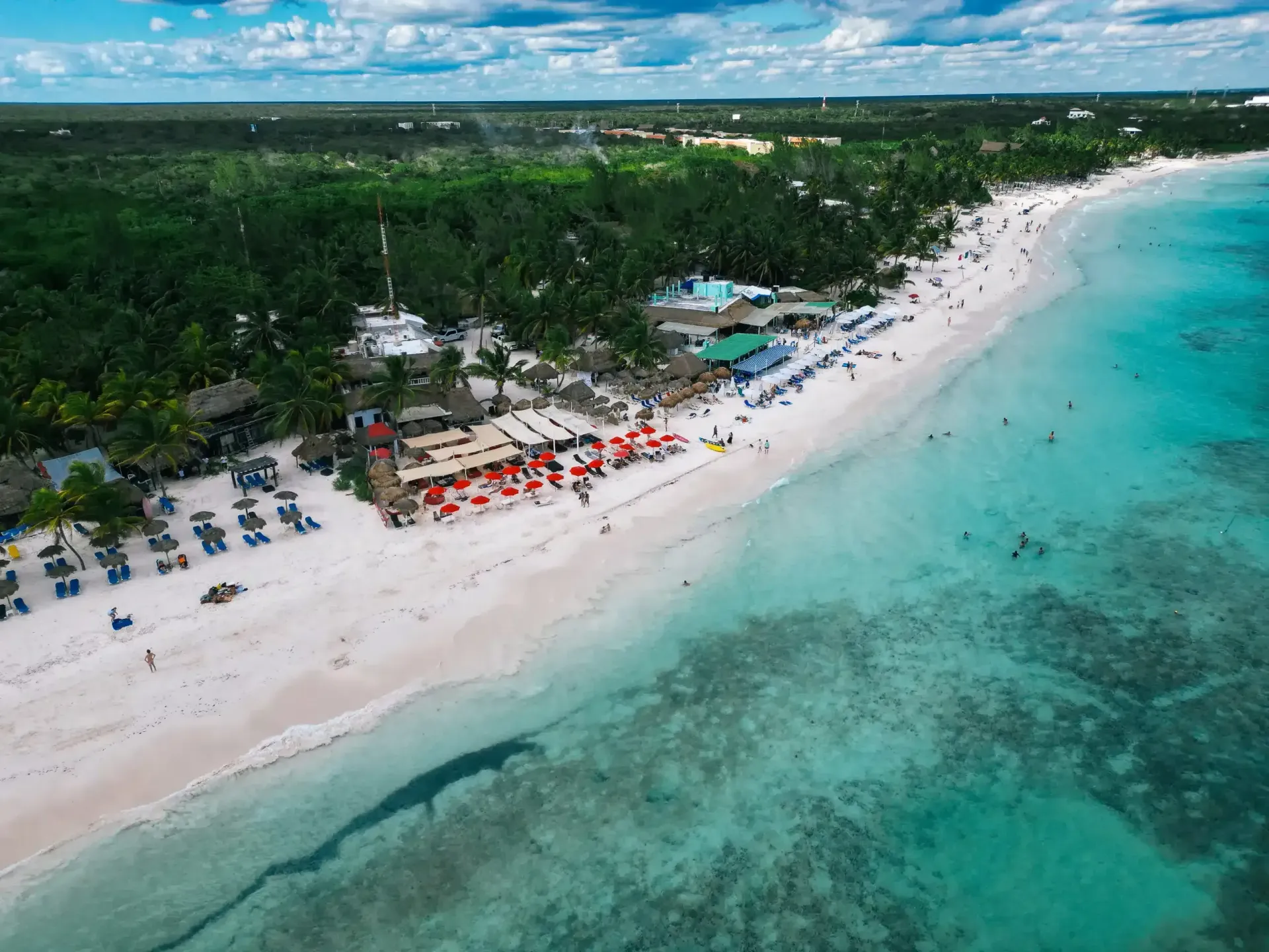 Una vista aérea de una playa con mucha gente en ella.