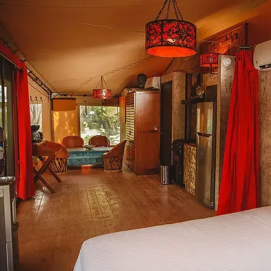 Hay una cama en el medio de la habitación.