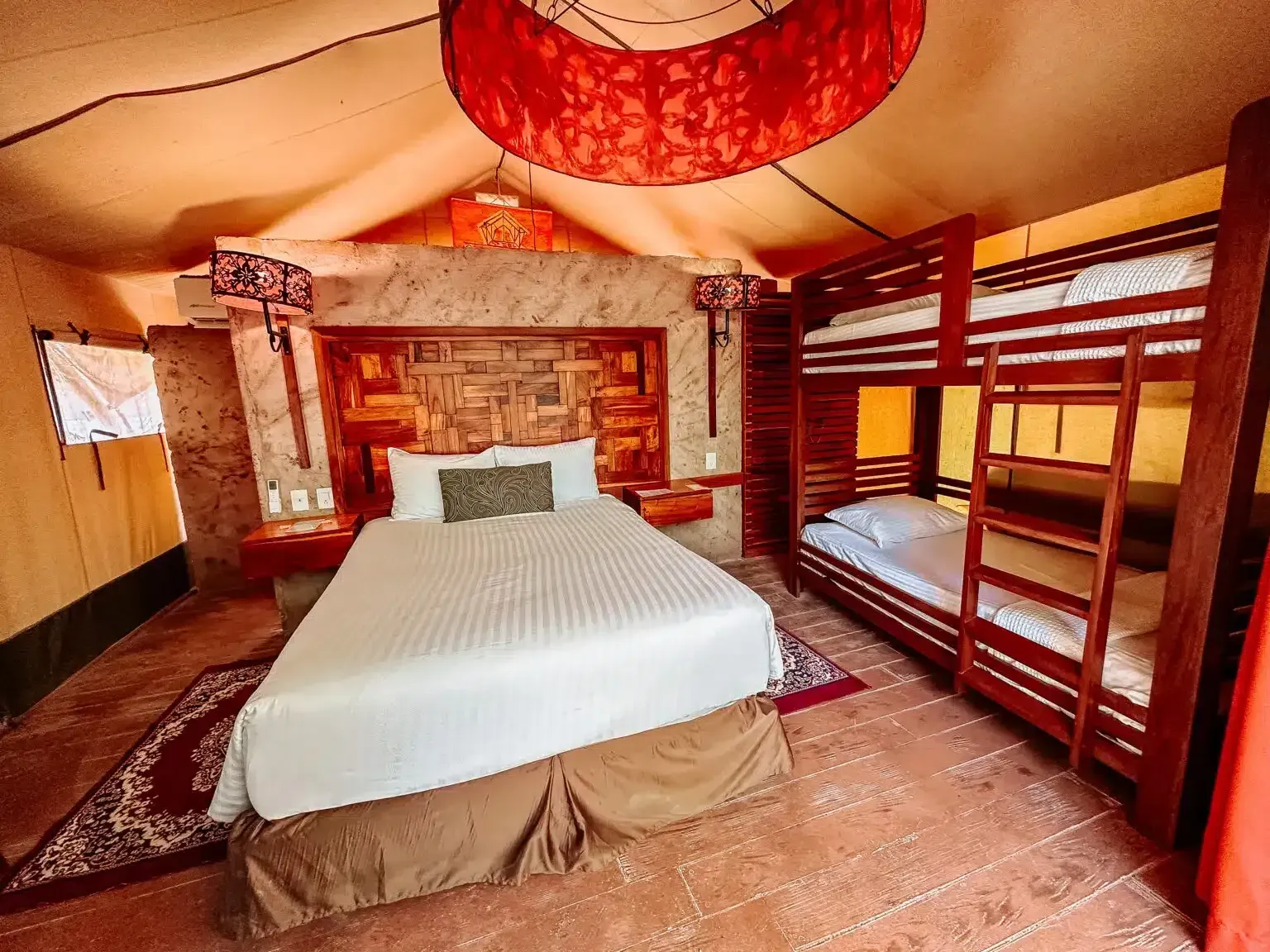 Una habitación con una cama y literas.