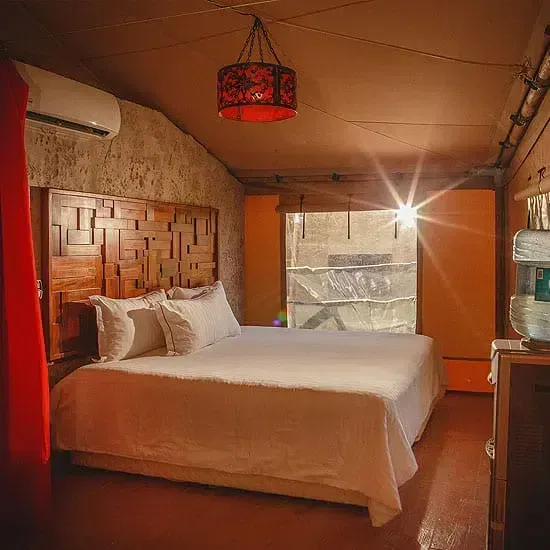 Hay una cama grande en el medio de la habitación.