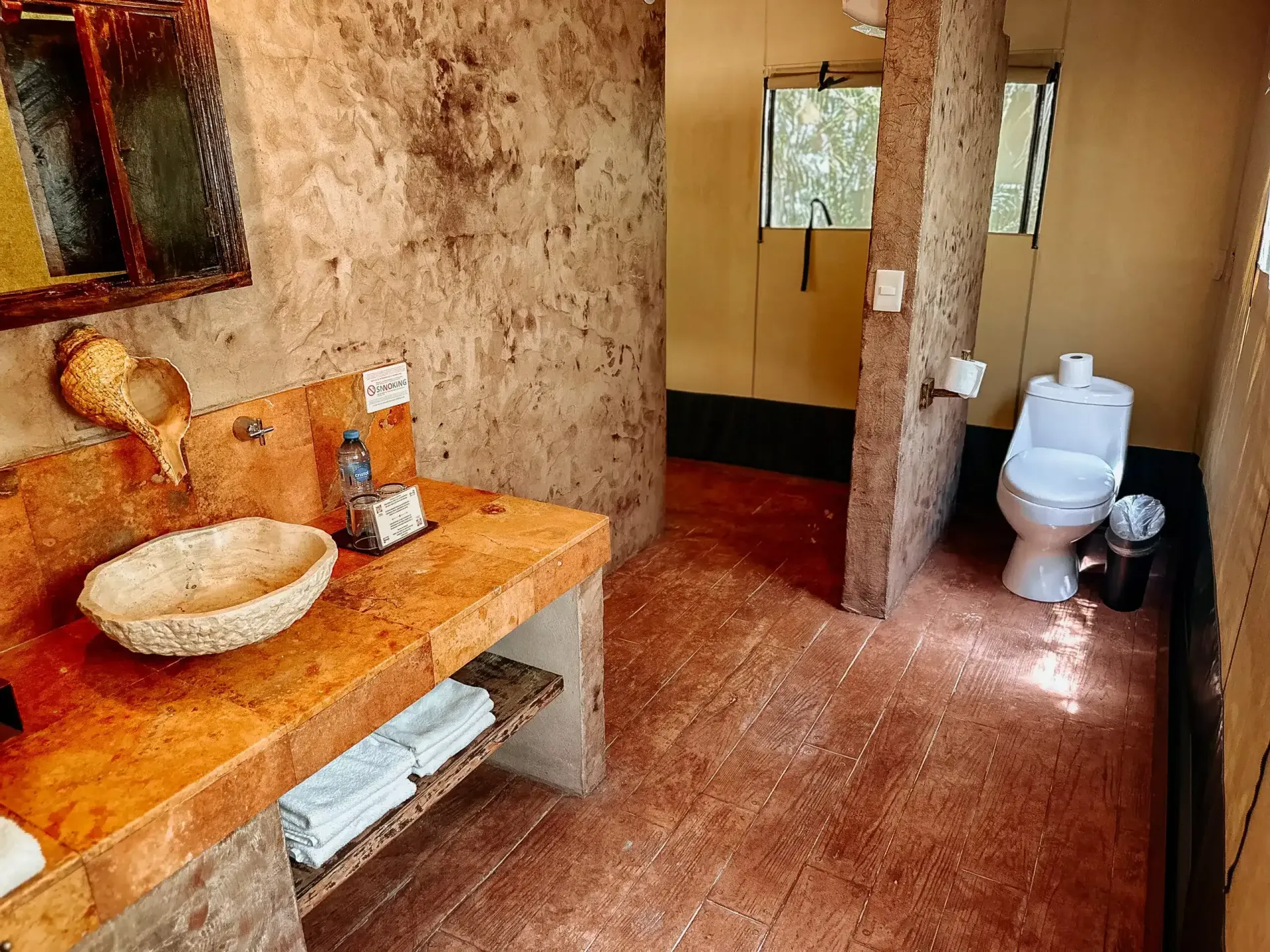 Un baño con lavabo, inodoro y ducha.