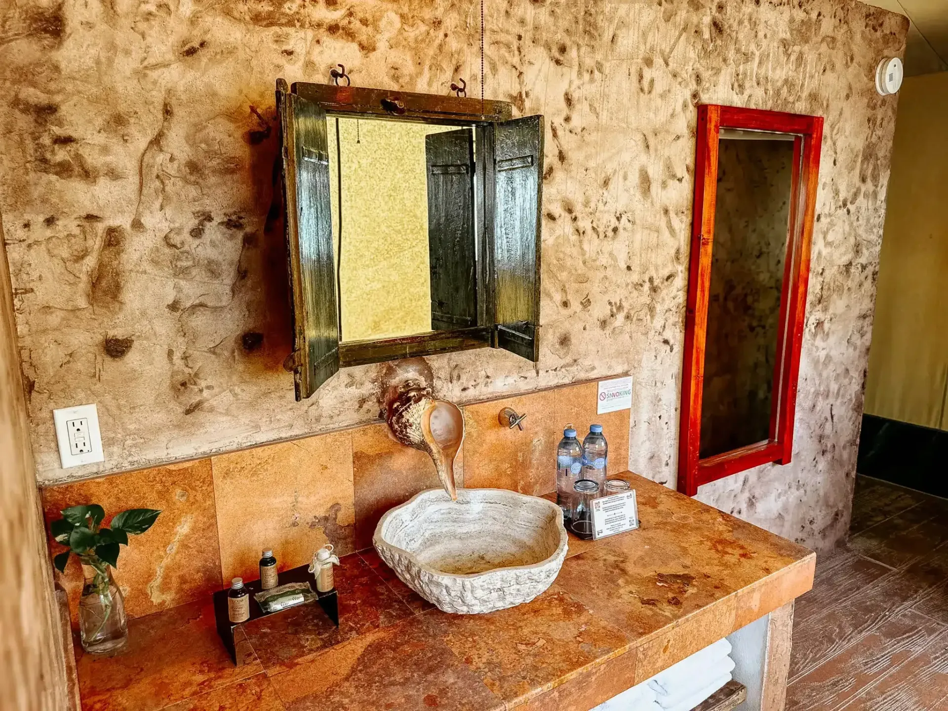 Un baño con un lavabo y un espejo en la pared.