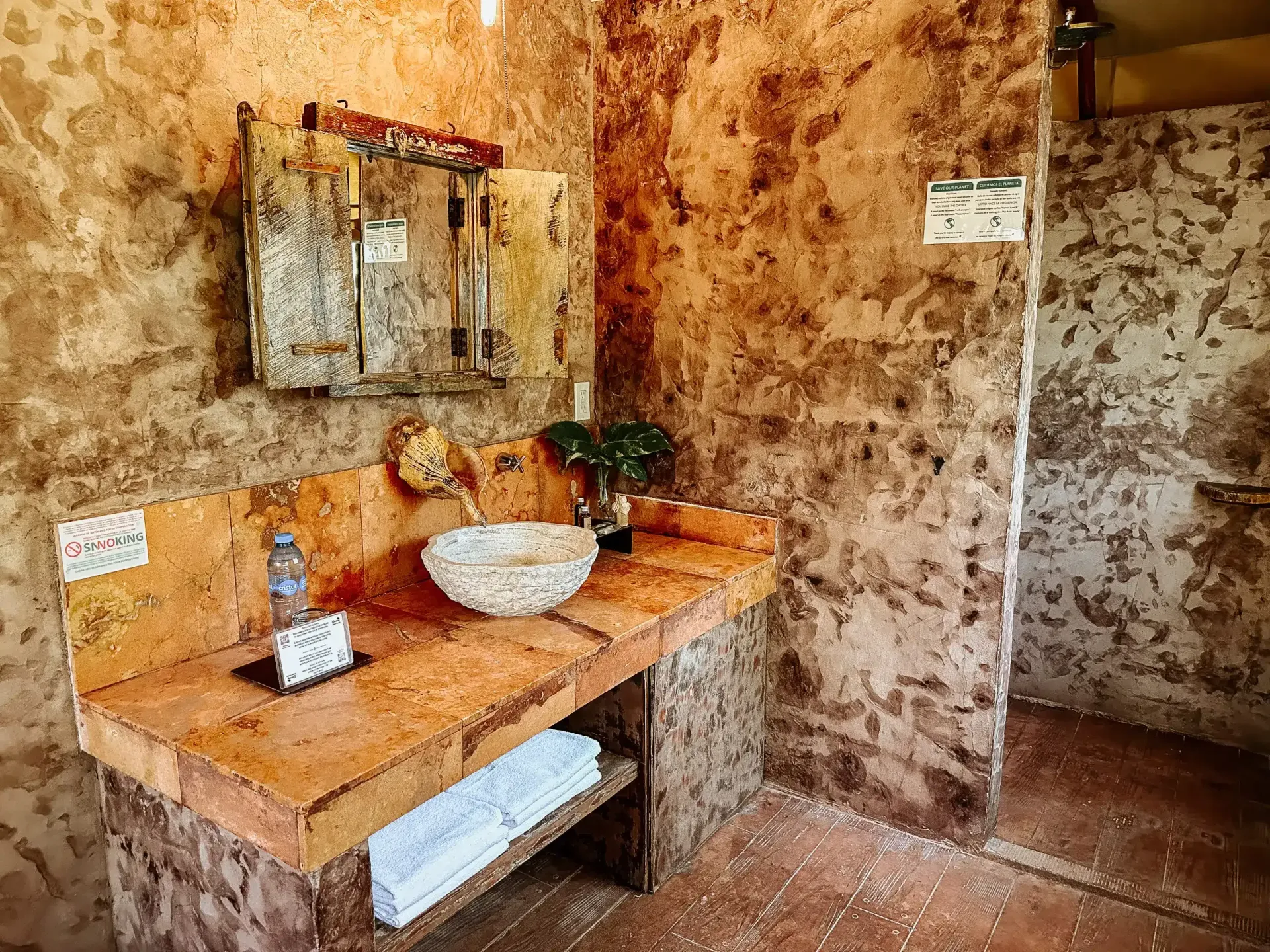 Un baño con lavabo, espejo y toallas.