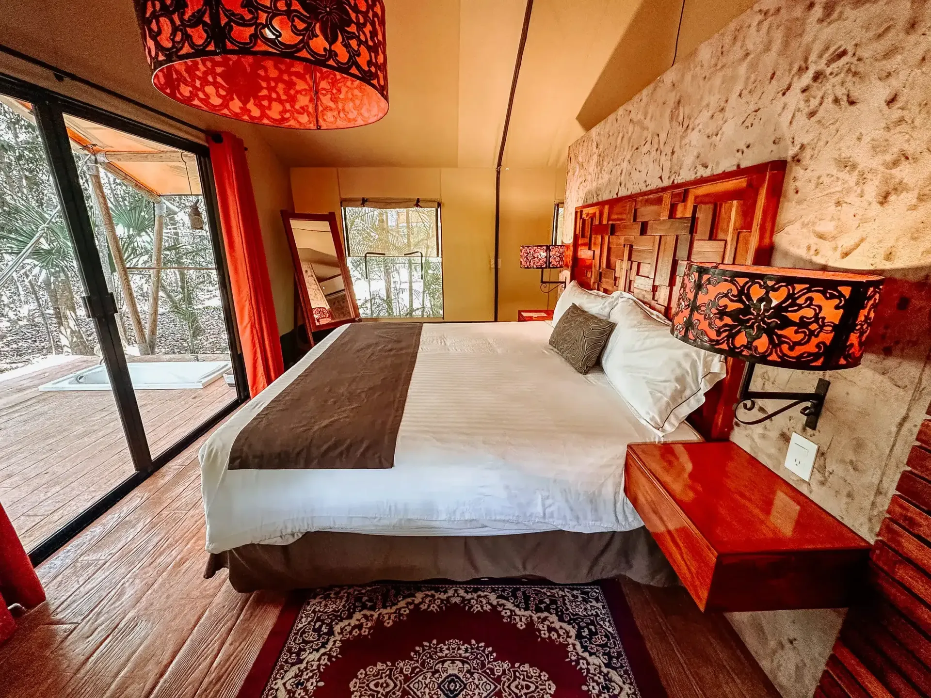 Un dormitorio con una cama king size y una ventana grande.