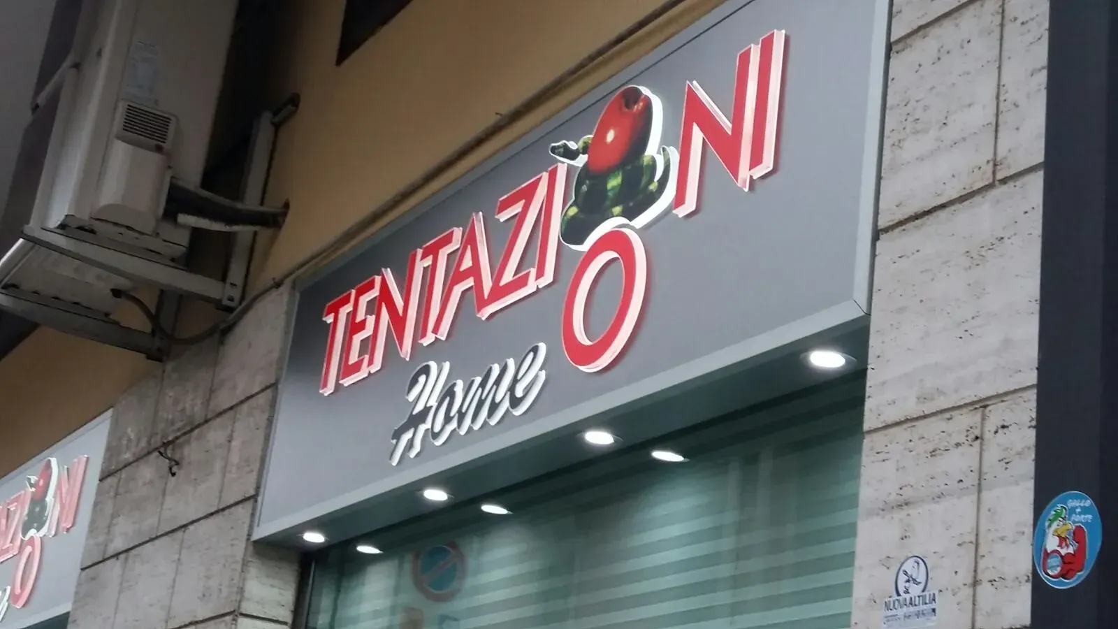 Insegna con la scritta