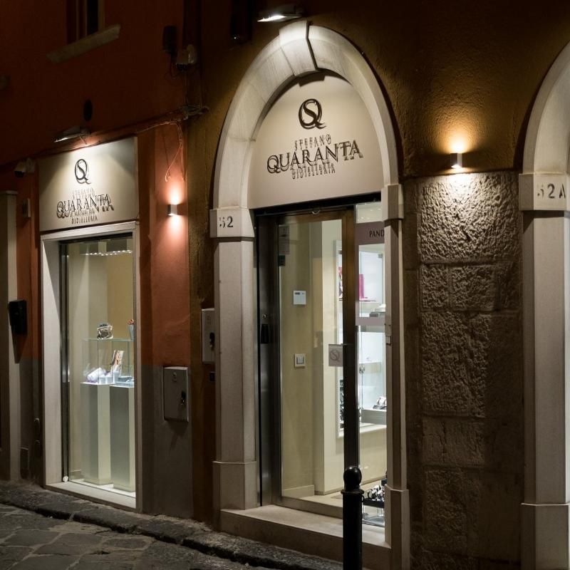 foto vetrina esterna gioielleria