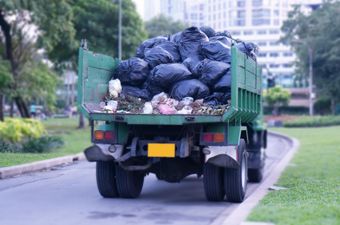 truck carrying the garbages