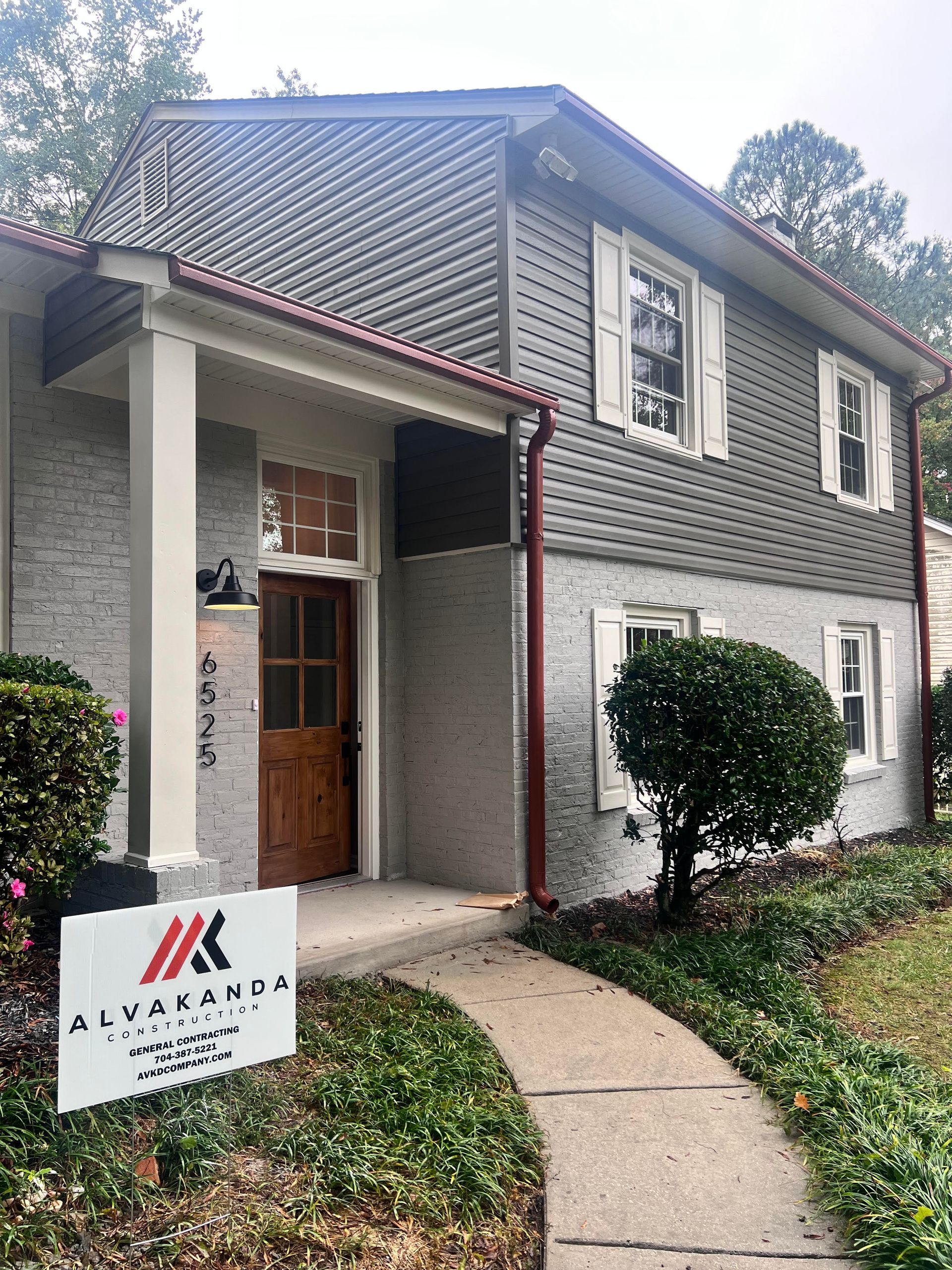 A house with a sign in front of it that says alvaranda