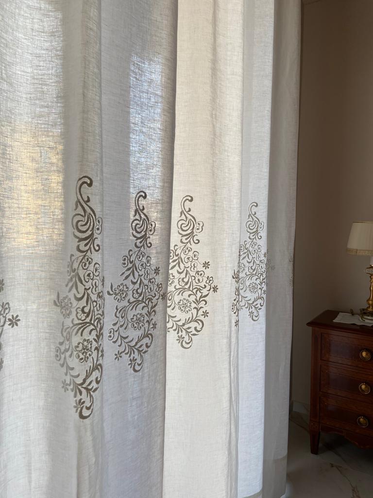 tende interne bianche con ricami