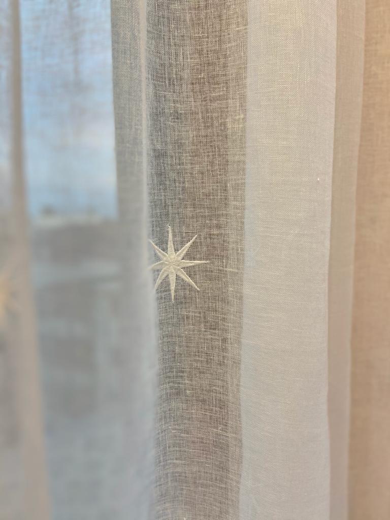 tenda trasparente con decorazioni