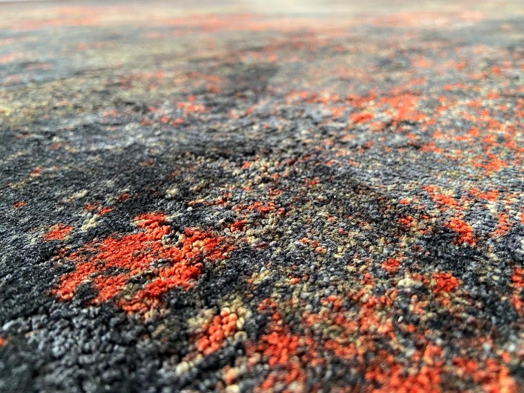 tappeto di pregio di colore scuro