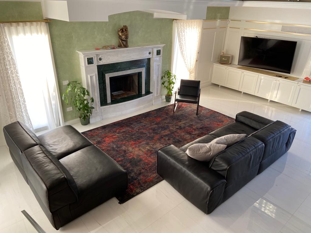 soggiorno con tappeto bordeau