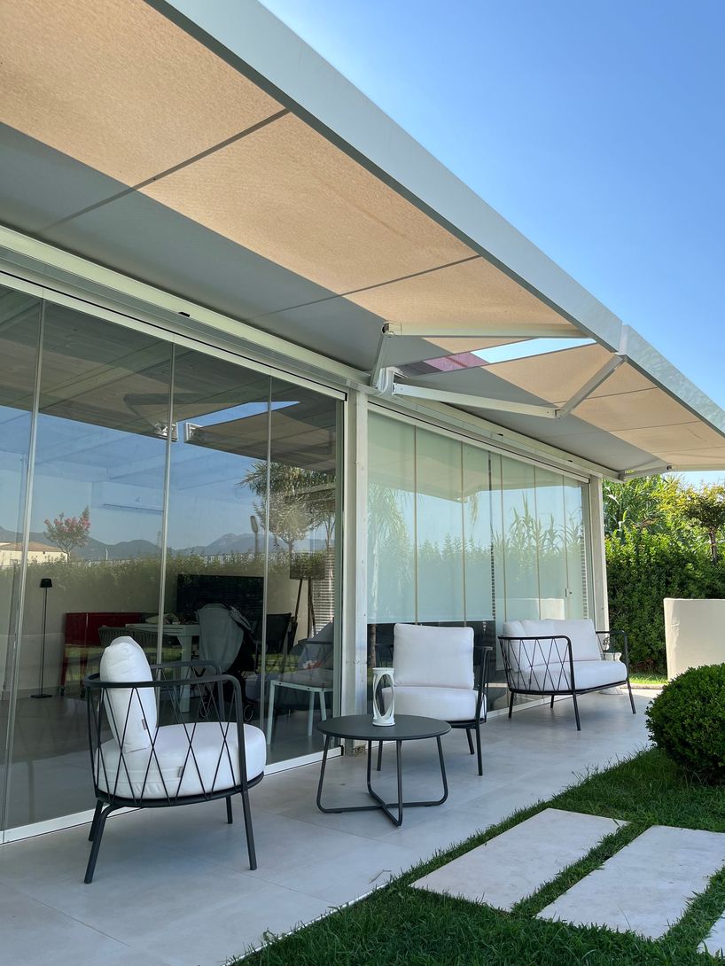 tenda tecnica per esterni in una attività commerciale