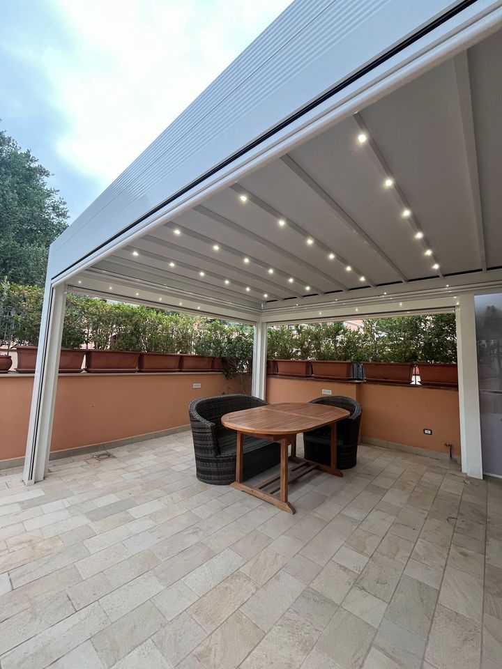 tenda tecnica per esterni in una attività commerciale