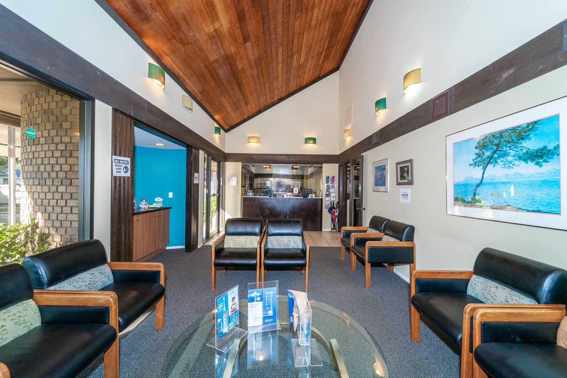 There are many chairs and a table in the waiting room.