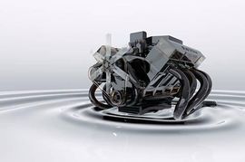 Un modelo de un motor de automóvil está flotando en una piscina de agua.