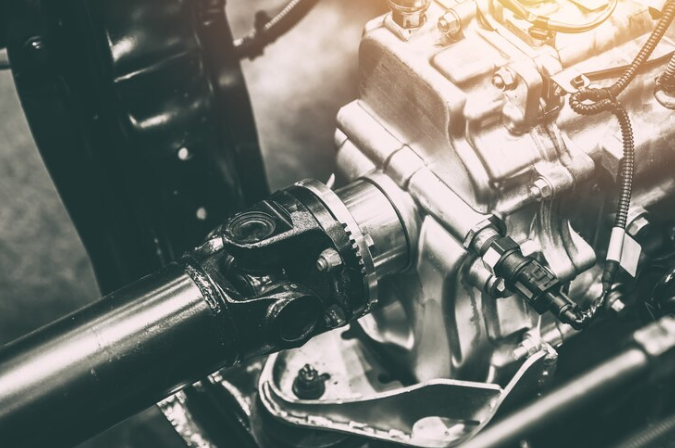 Un primer plano de un motor de motocicleta en un garaje.