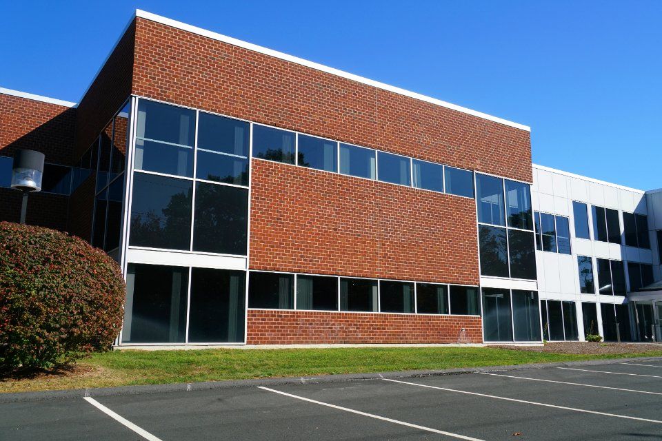 sede di un'azienda con parcheggi esterni