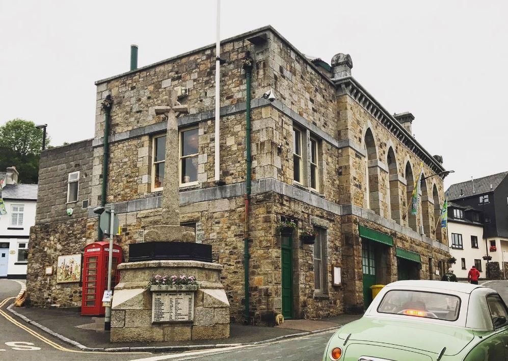 The front of Dartmoor Whisky Distillerie building.