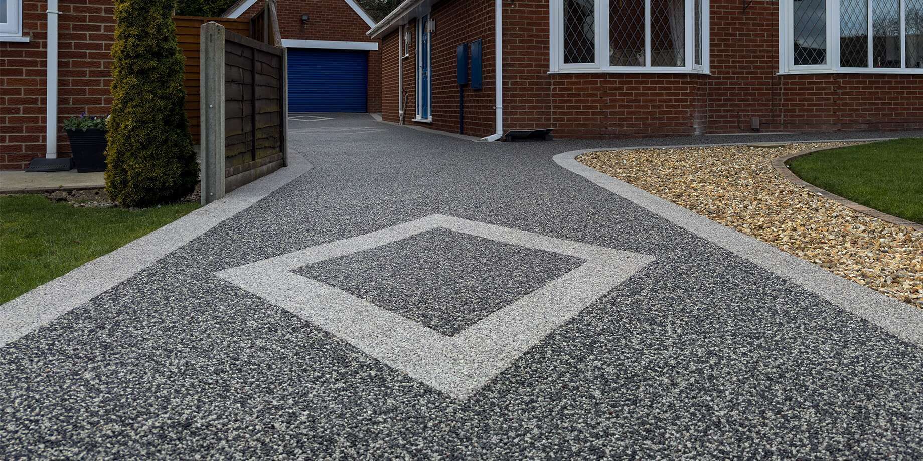 Diamond shape in a resin driveway with light grey and dark grey as the colours.