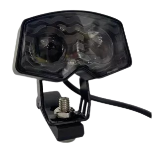 Un primer plano de un faro de motocicleta sobre un fondo blanco.