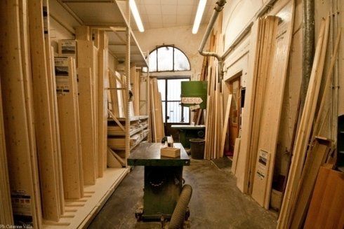 listoni e tavole in legno all'interno di falegnameria