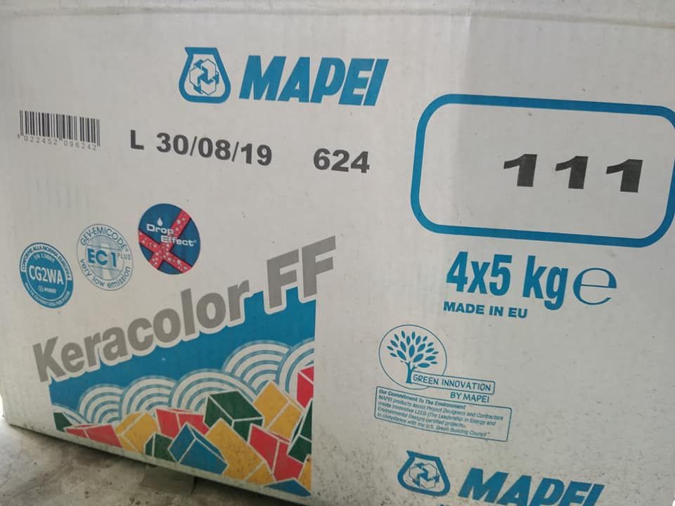 Scatola di stucco per piastrelle Mapei Keracolor FF con marchio e dettagli del prodotto: 4x5 kg, prodotto nell'UE.