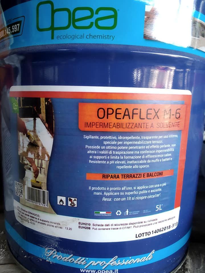 Secchio blu di sigillante OPEAFLEX M-6 con etichetta informativa sul prodotto.