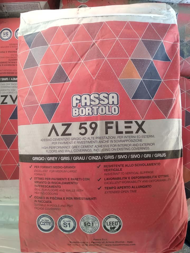 Sacchetto rosso e bianco di adesivo per piastrelle Fassa Bortolo AZ 59 FLEX.