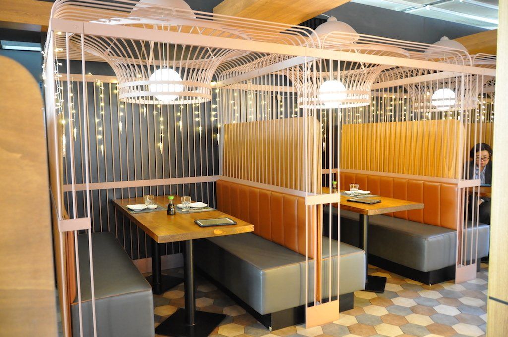 tavoli con divanetti ristorante orientale