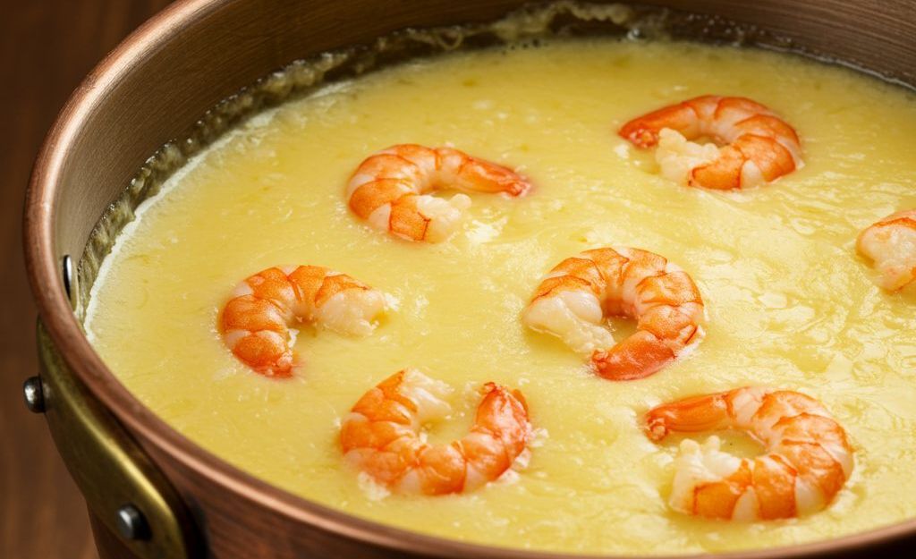 Prato de risoto de camarão Ie Pescados cremoso com queijo parmesão ralado e ervas frescas, servido em um prato branco, risoto de camarão, receita de risoto, camarão cremoso, frutos do mar, risoto sofisticado, gastronomia, comida italiana, IE Pescados