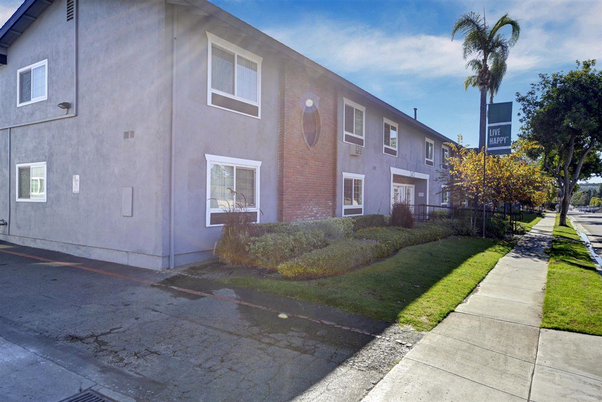 Fair Oaks apartment building rom sidewalk