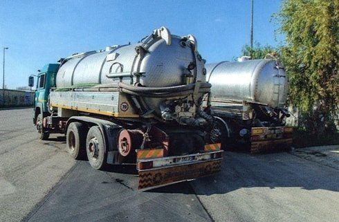 Camion per trasporto liquidi di scarto e liquami