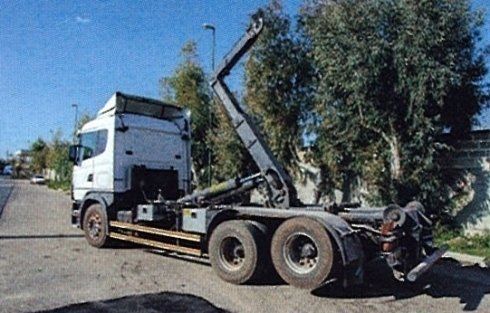 Camion con rimorchio estraibile