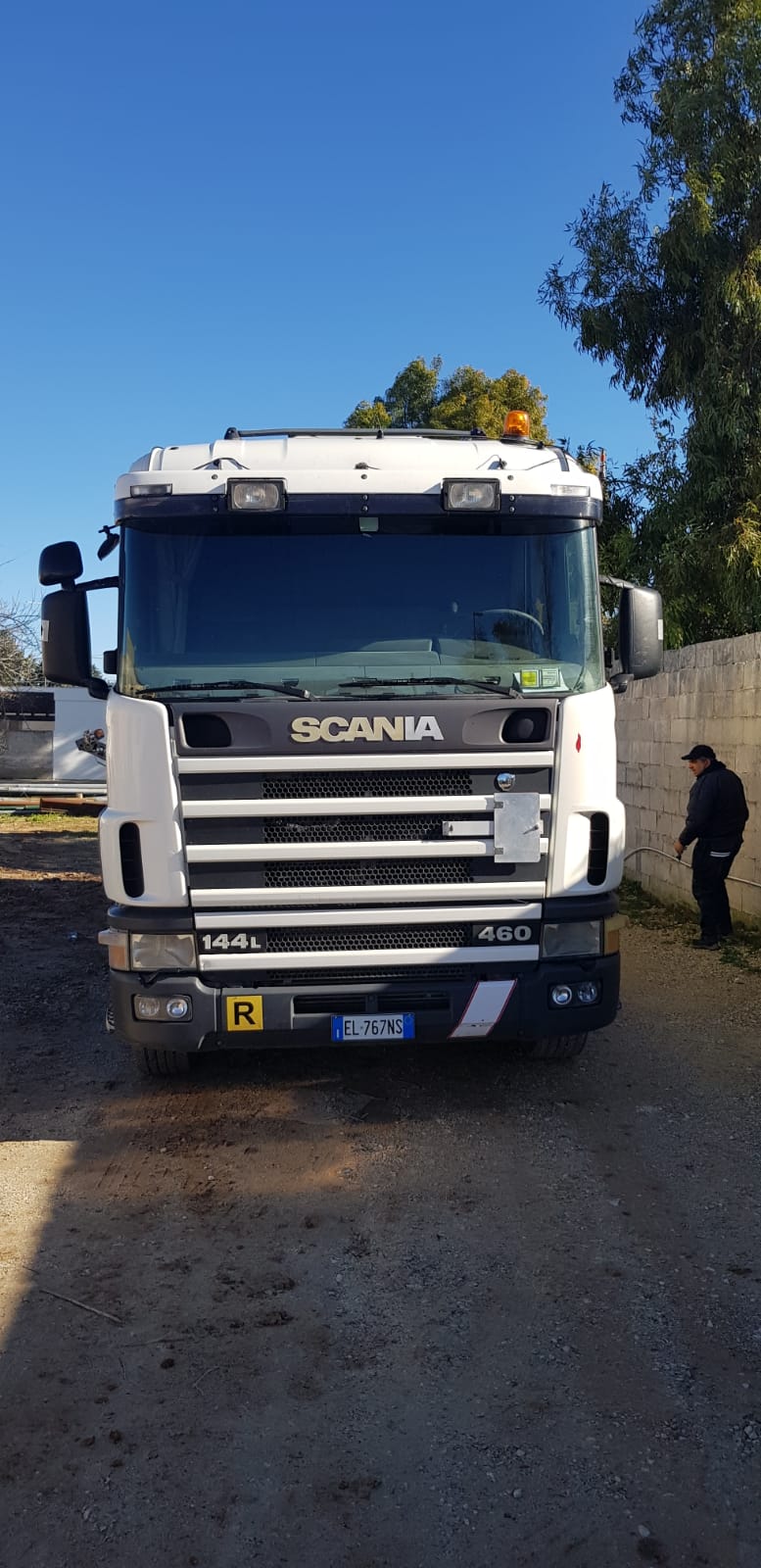 Camion con cassa a rimorchio