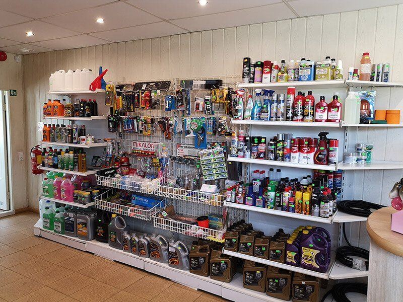 Degvielas uzpildes stacija un veikals